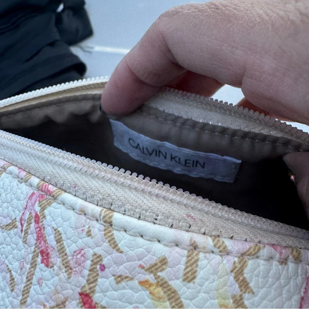 ⚜️ Calvin Klein Cylinder Cometic Bag ⚜️